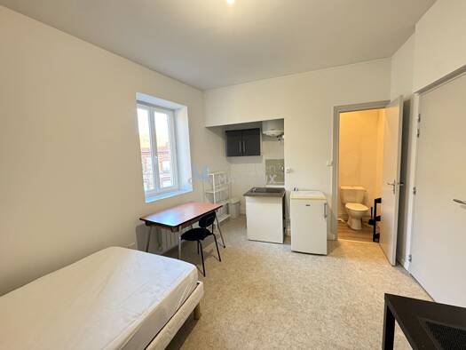 Appartement à louer 345 € 1 pièce 18 m² Étage 3/3 Les Purelles Montbrison 42600