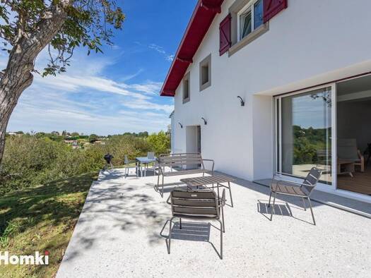Maison de ville à vendre 559 000 € 7 pièces 5 chambres 160 m² 947 m² de terrain Urcuit 64990