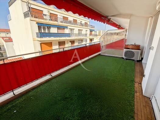 Appartement à vendre 195 000 € 1 pièce 27,75 m² Étage 3/7 Petit Juas Cannes 06400