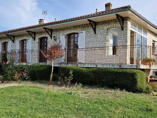 Maison à vendre 192 600 € 6 pièces 3 chambres 130 m² 2 000 m² de terrain Saint Fort sur le Ne 16130