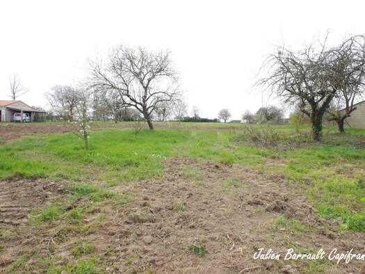 Terrain constructible viabilisé à vendre 64 900 € 3 386 m² de terrain Saint-Julien-l'Ars 86800