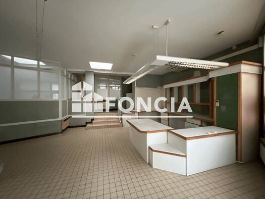 Local commercial à louer 1 200 € 150 m² de surface de vente Château-Renault 37110