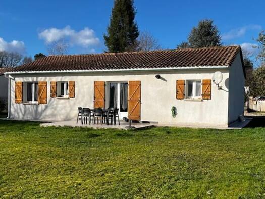 Maison de plain-pied à vendre 164 300 € 4 pièces 3 chambres 81 m² 1 147 m² de terrain Saint-Front-de-Pradoux 24400
