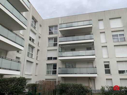 Appartement à vendre 160 000 € 1 pièce 31 m² Étage 4/4 La Pagère-Bron Église-Le Terraillon-Saint Jean Bron 69500