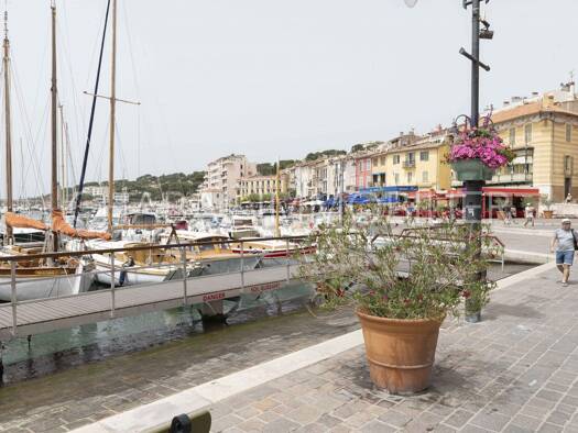 Appartement à vendre 285 000 € 2 pièces 1 chambre 48 m² Étage 2/2 Cassis 13260