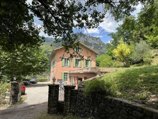 Appartement à vendre 353 000 € 7 pièces 6 chambres 192 m² 3 étages Roquebillière 06450