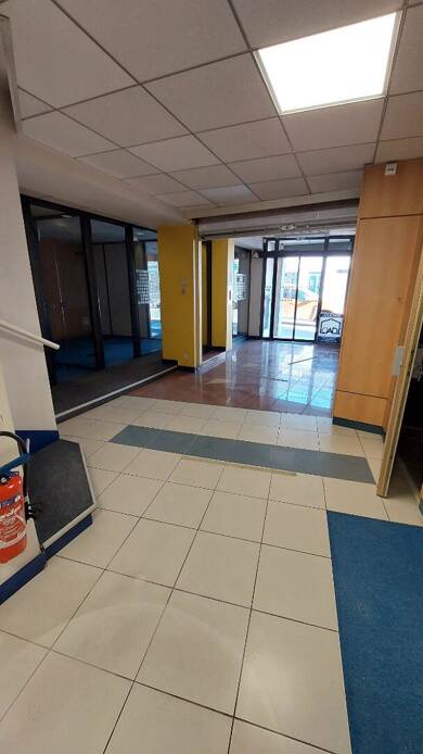Local commercial à louer 950 € 130 m² de surface de vente La Creche 79260