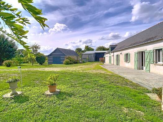 Maison à vendre 269 700 € 4 pièces 1 chambre 70 m² 28 259 m² de terrain Étriché 49330