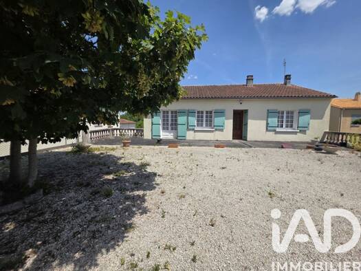 Maison de plain-pied à vendre 149 500 € 7 pièces 4 chambres 121 m² 1 240 m² de terrain Aigre 16140