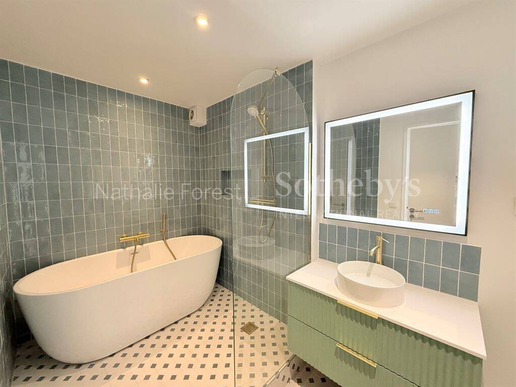 APPARTEMENT RÉNOVÉ - 2 CHAMBRES - VUE EXCEPTIONNELLE - PARKING — 13