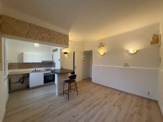 Appartement à louer 735 € 2 pièces 1 chambre 31 m² RDC/3 Centre Saint-Mitre-les-Remparts 13920