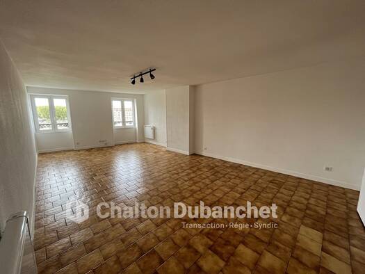 Appartement à louer 525 € 2 pièces 1 chambre 68 m² Dernier étage, Étage 3/3 Centre Ville Le Coteau 42120