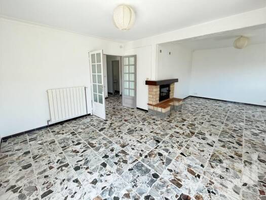 Appartement à louer 890 € 3 pièces 2 chambres 89,6 m² Étage 1/1 Est Pierrelatte 26700