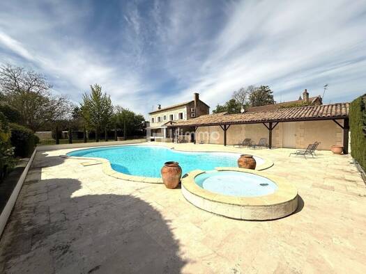 Maison à vendre 1 386 000 € 9 pièces 5 chambres 306 m² 3 455 m² de terrain Beautiran 33640