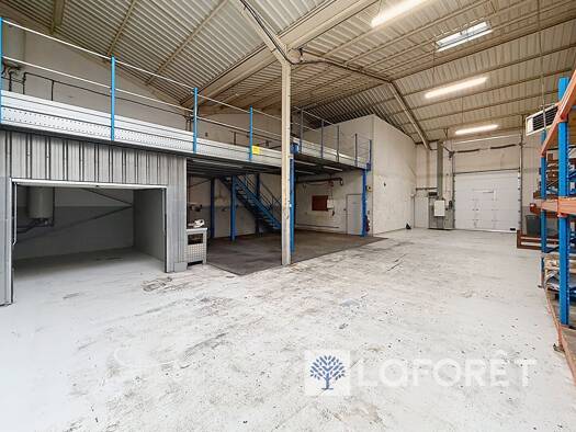 Local d'activités à vendre 590 000 € 495 m² d'espace de stockage La-Jacquiere Meyzieu 69330