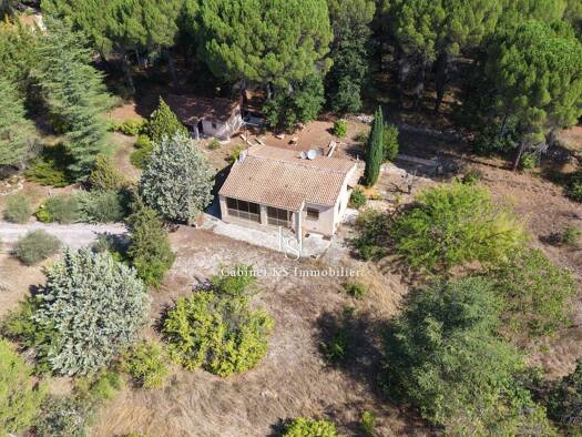 Maison de plain-pied à vendre 365 000 € 3 pièces 2 chambres 84 m² 5 400 m² de terrain Saint-Maximin-la-Sainte-Baume 83470