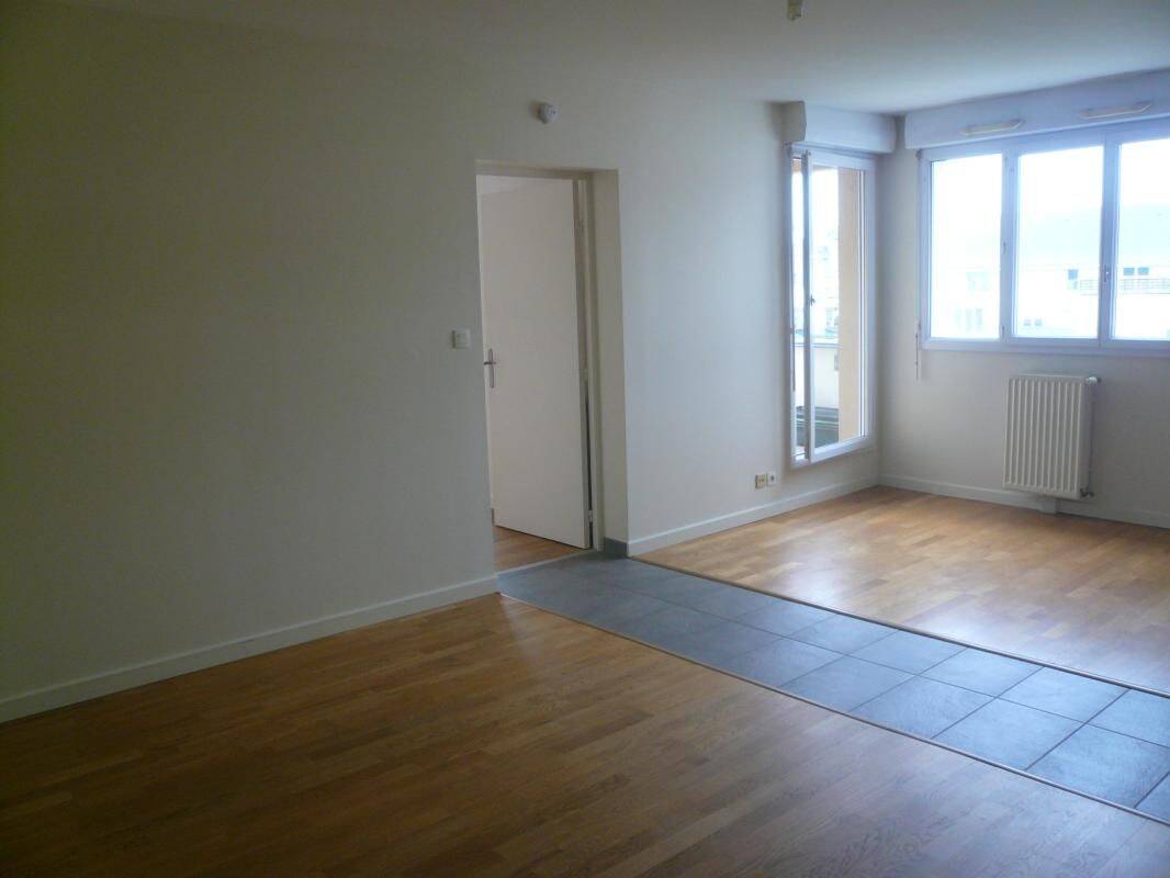 Appartement - 4ème étage - 70 m2 - 3 pièces - Vide — 1