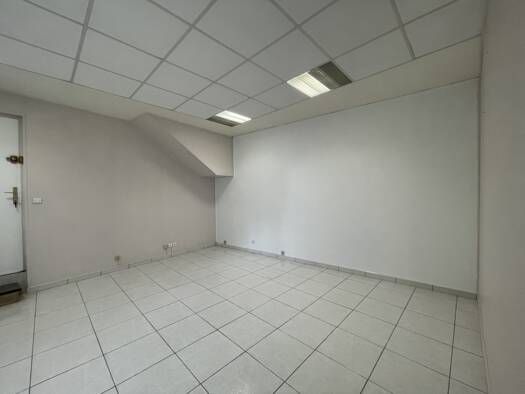 Local commercial à louer 380 € 40 m² de surface de vente Saintes 17100