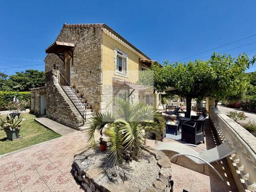Maison à vendre 590 000 € 6 pièces 5 chambres 300 m² 11 022 m² de terrain La Garde-Adhémar 26700