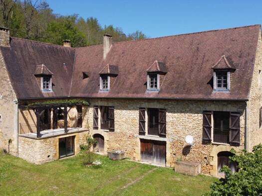 Maison à vendre 398 000 € 6 pièces 4 chambres 160 m² 81 360 m² de terrain Saint-Geniès 24590