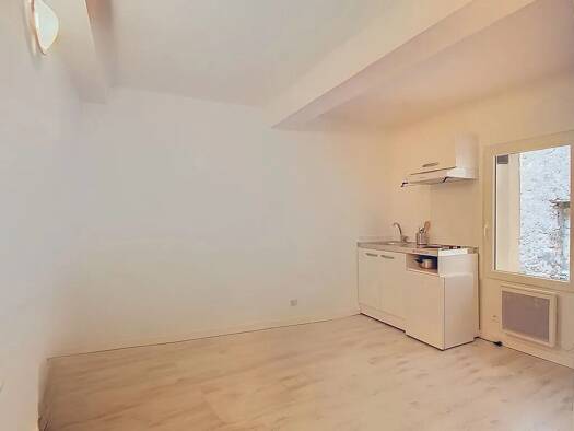Appartement à louer 280 € 1 pièce 13 m² Étage 3/3 Salernes 83690