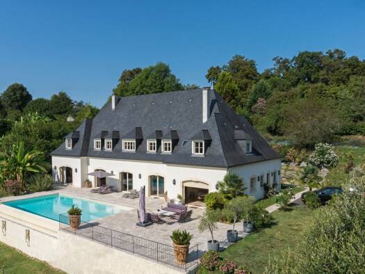 Maison à vendre 1 399 000 € 8 pièces 6 chambres 396 m² 11 510 m² de terrain Pau 64000