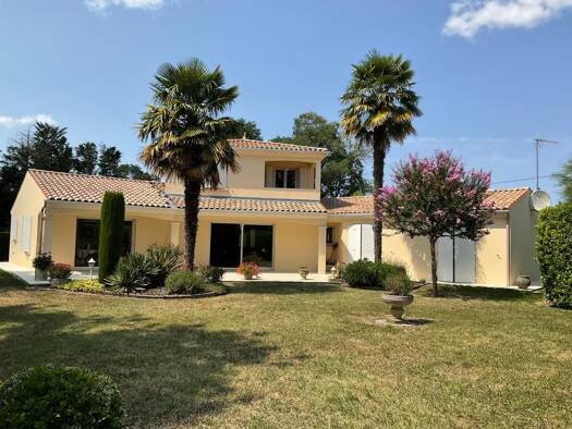 Maison à vendre 472 000 € 4 pièces 3 chambres 191 m² 1 700 m² de terrain Chermignac 17460