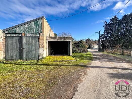 Parking à vendre 13 000 € 57 m² Bézenet 03170