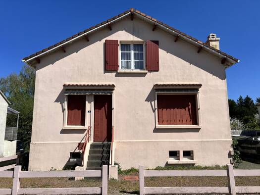 Maison à vendre 131 500 € 6 pièces 3 chambres 88 m² 1 053 m² de terrain Cerizay 79140