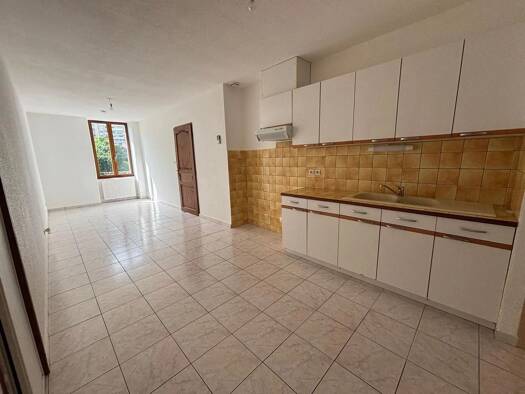 Appartement à louer 400 € 2 pièces 1 chambre 46 m² -3ème sous-sol Capucine-Gare-Miroir Saint-Claude 39200