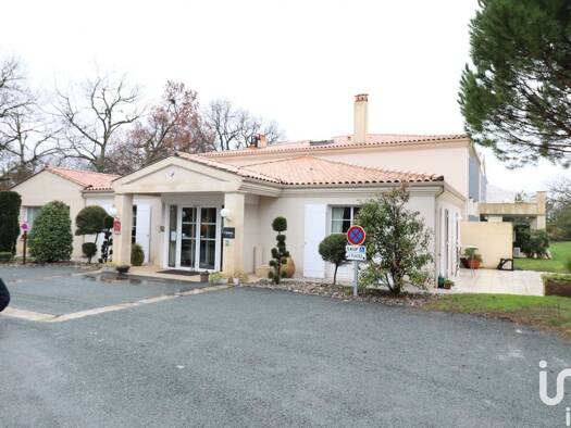 Local commercial à vendre 1 405 000 € 1 016 m² de surface de vente Châteaubernard 16100