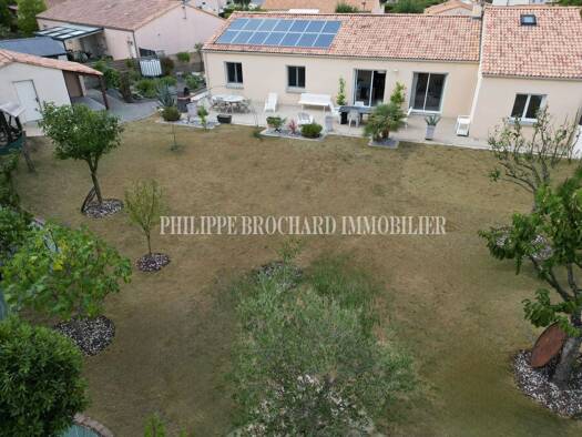 Maison de plain-pied à vendre 264 750 € 6 pièces 3 chambres 146 m² 1 077 m² de terrain Bellevigny 85170