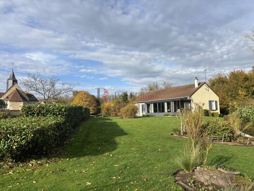 Maison de plain-pied à vendre 192 500 € 5 pièces 2 chambres 106 m² 2 381 m² de terrain Mortagne-au-Perche 61400