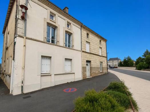 Immeuble à vendre 284 500 € 215 m² Lencloître 86140