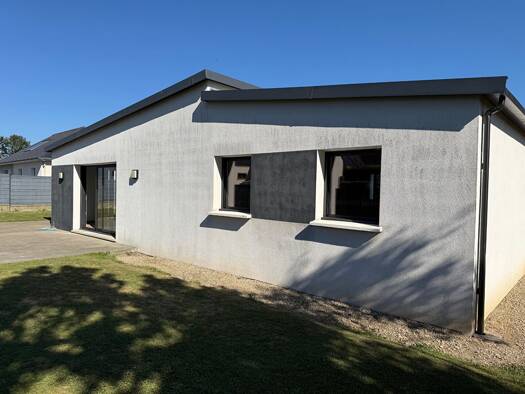 Maison de plain-pied à louer 900 € 5 pièces 3 chambres 95 m² 786 m² de terrain Plouvorn 29420