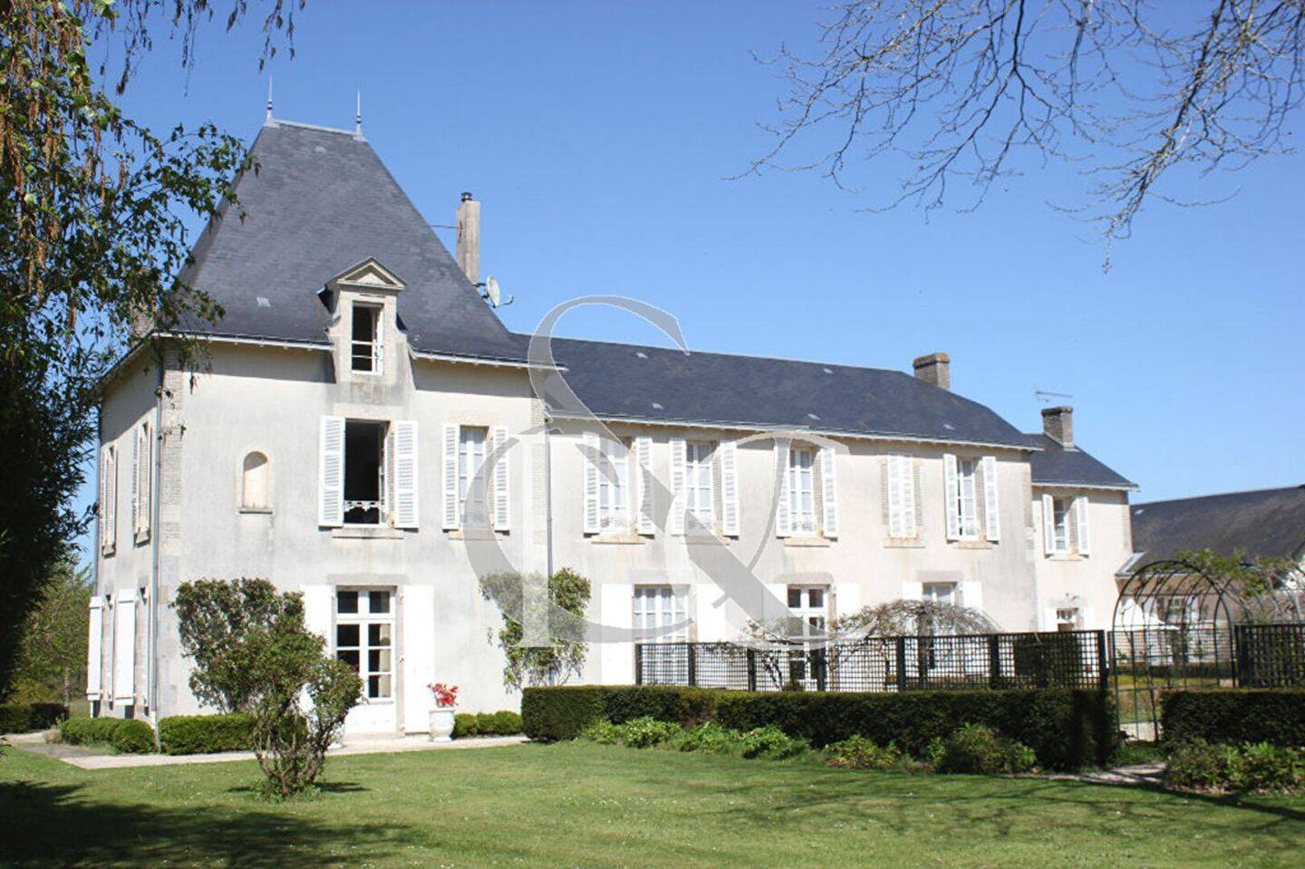 Maison à vendre, 417m², MOUTIERS LES MAUXFAITS