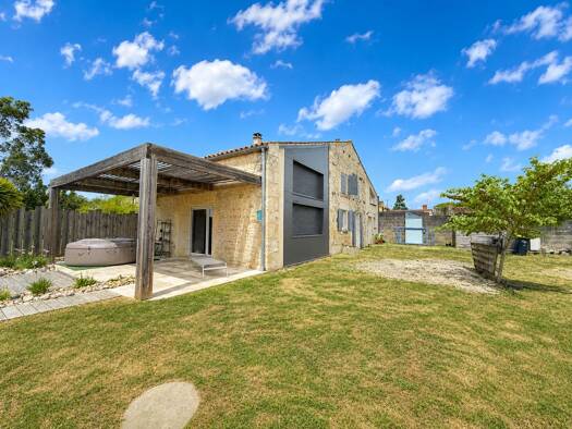 Maison à vendre 238 000 € 4 pièces 3 chambres 130 m² 970 m² de terrain Saint-Hilaire-des-Loges 85240
