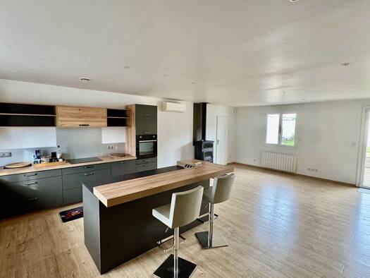 Maison de plain-pied à vendre 341 250 € 5 pièces 3 chambres 120 m² 476 m² de terrain Zone Rte de Clermont-avenue de la Gare Cournon-d'Auvergne 63800