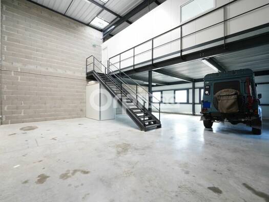 Local d'activités à louer 1 505 € 168 m² d'espace de stockage Genay 69730