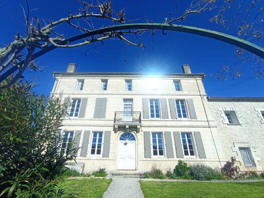 Maison à vendre 487 000 € 13 pièces 8 chambres 442 m² 906 m² de terrain Mornac 16600