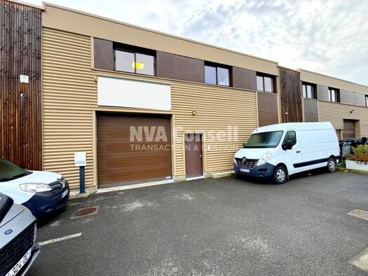 Entrepôt à vendre 450 000 € 200 m² d'espace de stockage Franconville 95130