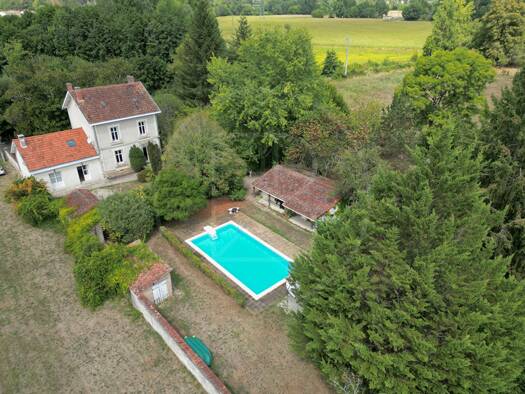 Maison à vendre 359 000 € 6 pièces 3 chambres 159 m² 4 732 m² de terrain St Leon sur l Isle 24110