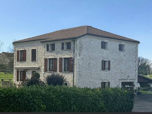 Maison à vendre 398 000 € 7 pièces 4 chambres 217 m² 3 390 m² de terrain Brie 16590