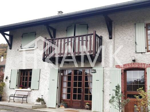 Maison à vendre 250 000 € 8 pièces 4 chambres 177 m² 740 m² de terrain Saint-Geoire-en-Valdaine 38620