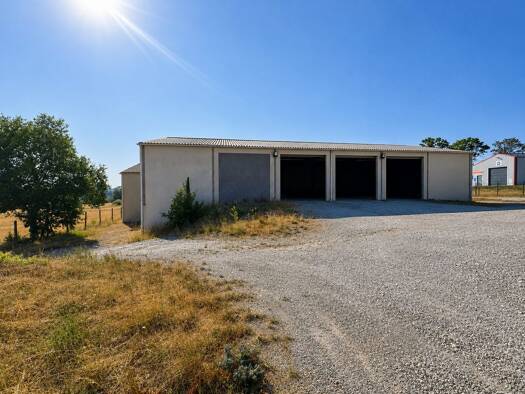 Local d'activités à vendre 695 000 € 550 m² d'espace de stockage Mansle-les-Fontaines 16230