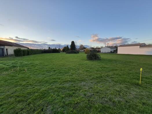 Terrain constructible viabilisé à vendre 75 000 € 1 000 m² de terrain Saint-Pierre-d'Aurillac 33490