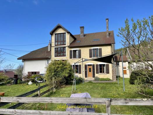 Immeuble à vendre 295 000 € 246 m² Sirod 39300