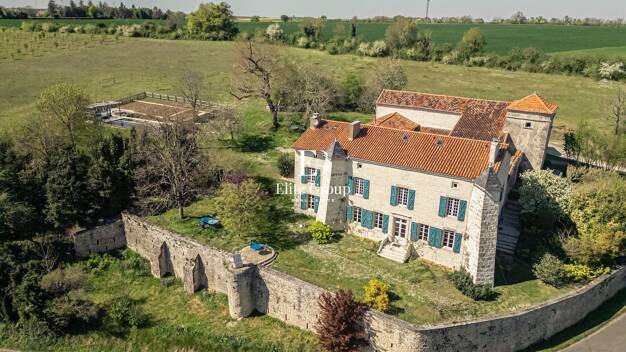 Maison à vendre 1 113 000 € 10 pièces 4 chambres 343 m² 76 993 m² de terrain Angouleme 16000