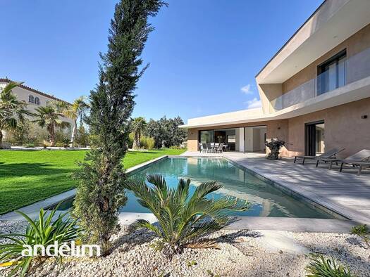 Maison de plain-pied à vendre 1 995 000 € 8 pièces 5 chambres 287,6 m² 1 266 m² de terrain Boulouris Saint-Raphaël 83700