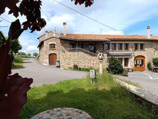 Villa à vendre 549 000 € 40 pièces 30 chambres 850 m² 6 000 m² de terrain Verrières-en-Forez 42600